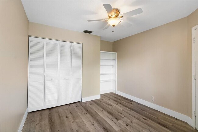 Building Photo - 324 City View Dr