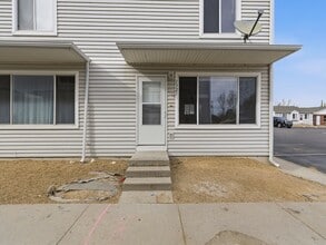 Building Photo - Spacious Townhome with Functional Layout