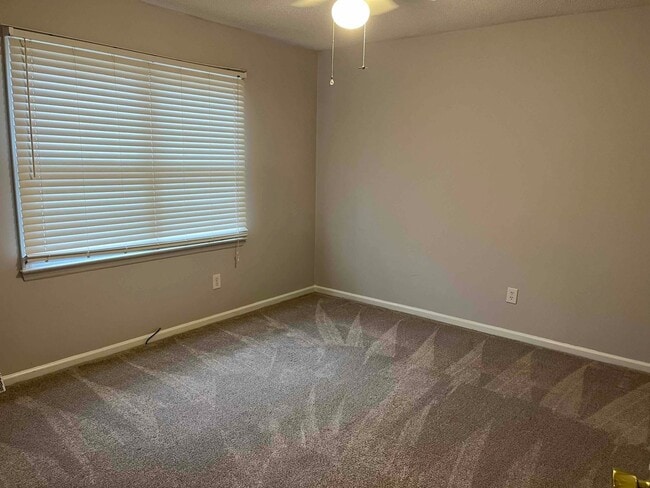 Building Photo - Caroline St. - 3BR / 2BA