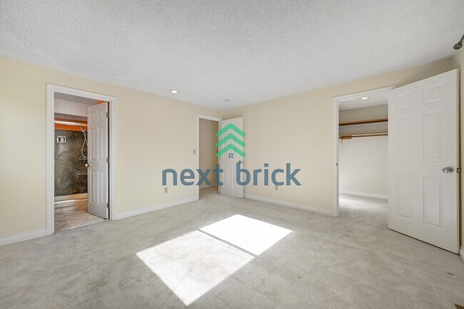Building Photo - "Spacious 5-Bed Gem with 2.5 Baths in Prime Redmond Location!"