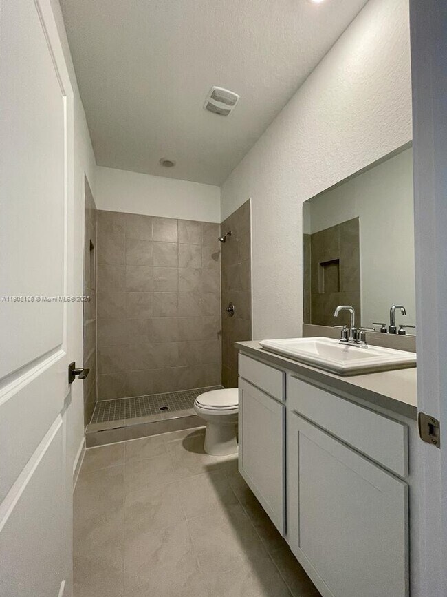 Building Photo - 441 NE 5th Terrace