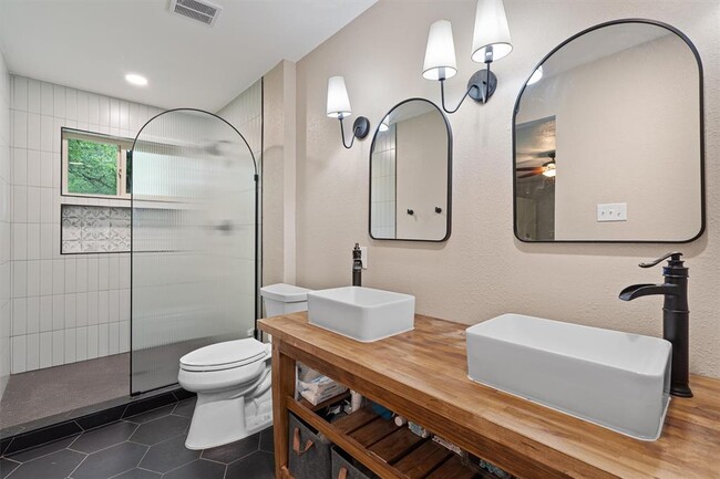 Building Photo - 203 Serenada Dr