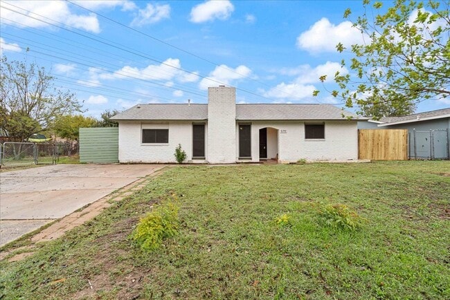 Building Photo - Amazing lot, this 2 bedroom home is updated and move in ready! A must see!