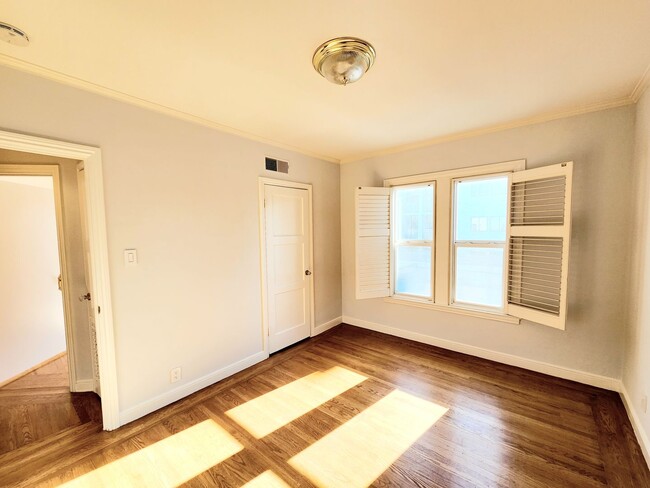 Building Photo - Sunny two bedroom apartment