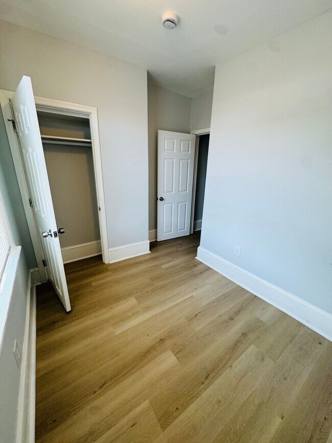 Building Photo - Renovated 3bd/1bth House with Rear yard!! ...