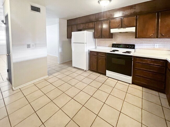 Building Photo - 504-510 East Sunset Circle
