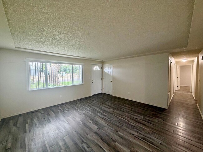 Building Photo - One Level Living w/ Private Oversized Backyard