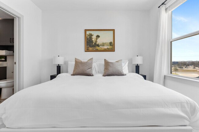 Building Photo - 1301 Leah Ave