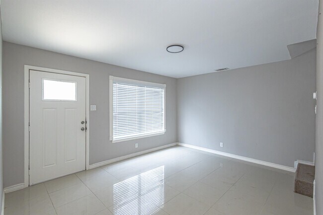 Building Photo - 1001 Castle Heights Dr