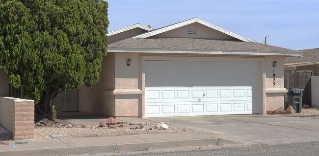 Building Photo - 3+2 Stylish, Move-In Ready Home with New Flooring and Fresh Interior