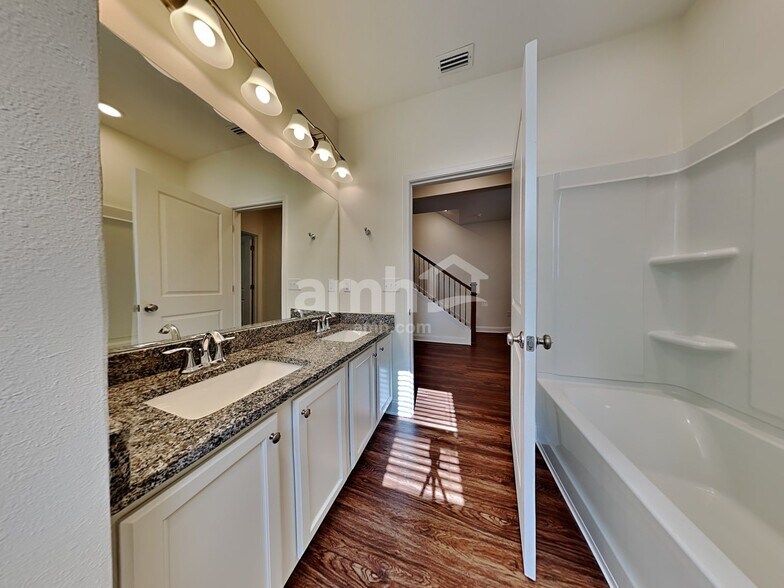 Building Photo - 163 Banyan Frst Dr