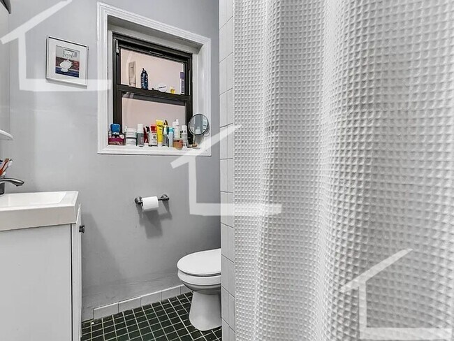 Building Photo - AWESOME 4 BED 2 BATH IN MISSION HILL!!!!