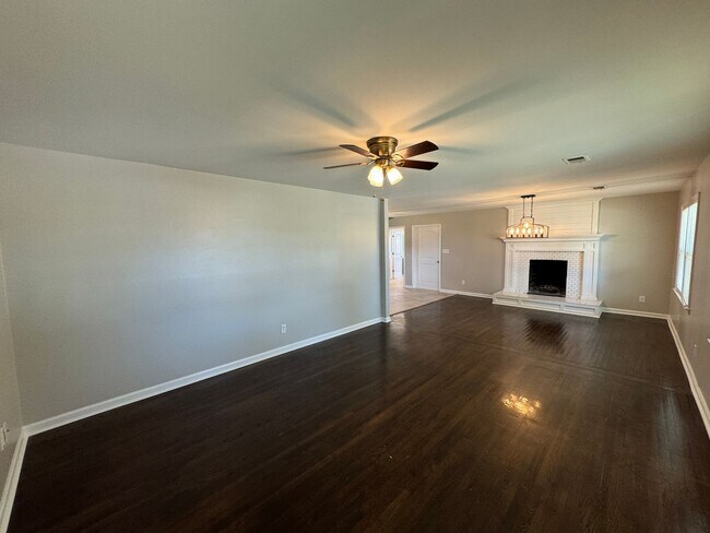 Building Photo - Charming 3-Bedroom Home in Nicholasville, 2 Car Garage! Fenced in Backyard!