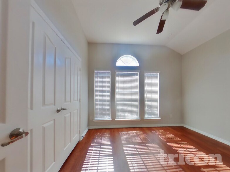 Building Photo - 3729 Summersville Ln