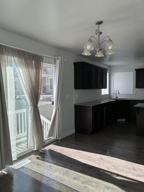 Building Photo - 221 N Stone Gate Dr