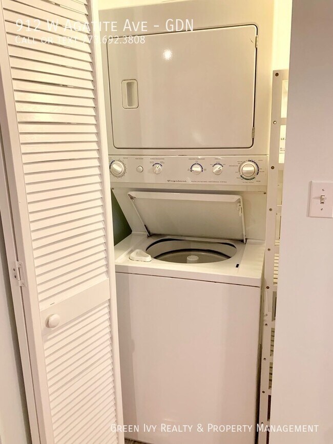 Building Photo - 912 W Agatite Ave