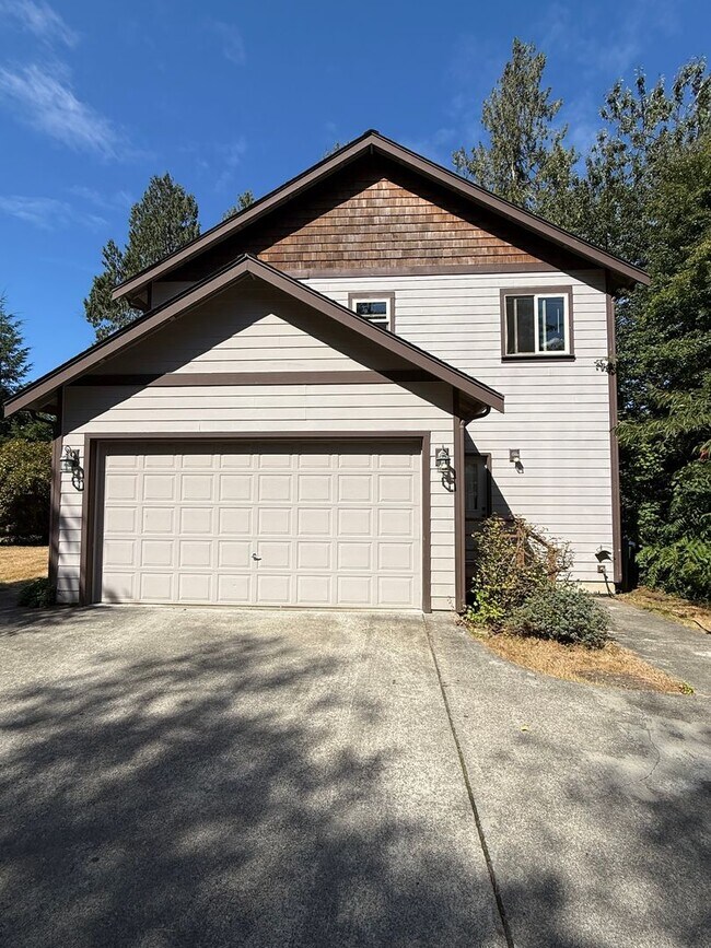 Building Photo - 4 bdrm/2.5 bath Custom Home on the Southside