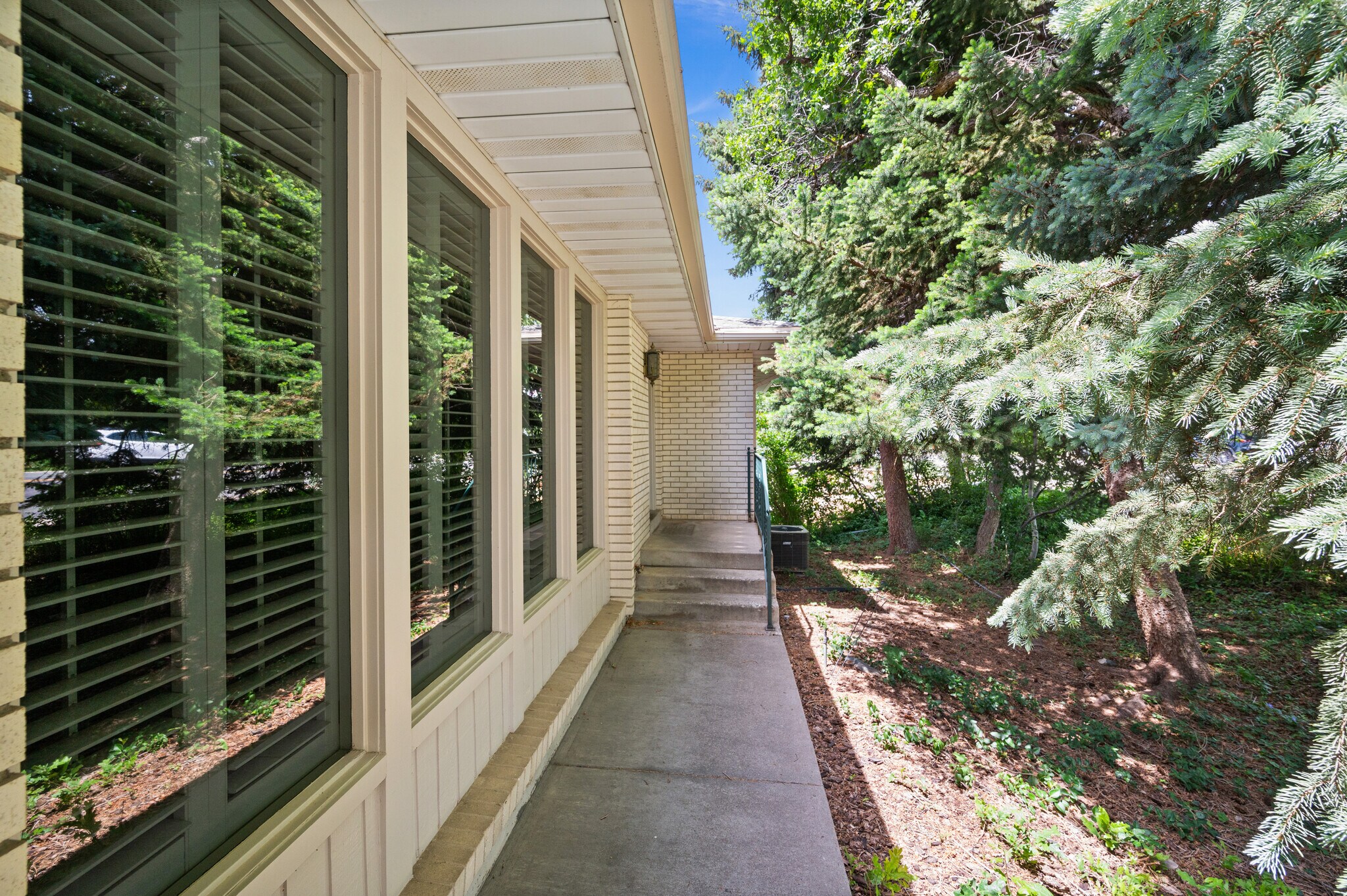 Building Photo - 1480 E Millbrook Way