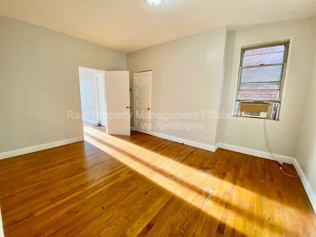 Building Photo - 825 Collins St