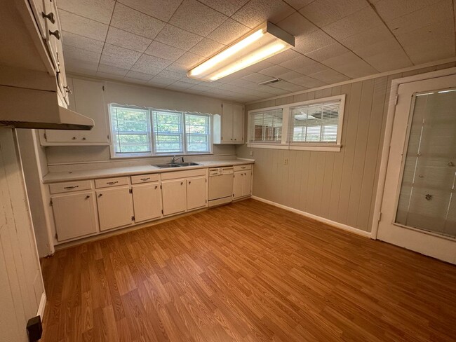 Building Photo - 4515 Skyline Dr
