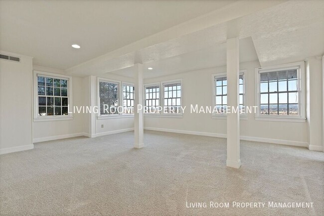 Building Photo - Classic Cape Cod With Views from the SW Hills