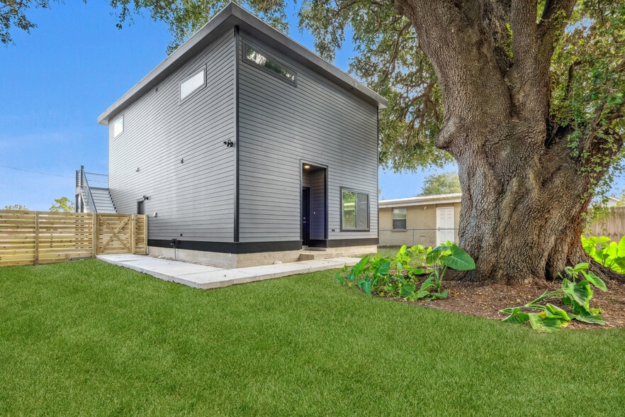 Fenced yard (Backyard grass is simulated) - 428 W Solidelle St