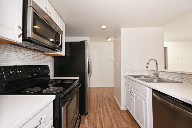 Building Photo - Large 2 Bedroom Condo in Bellevue - Near M...