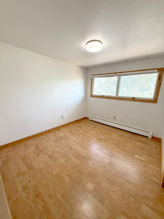 Building Photo - 1116 S Pinecrest Dr