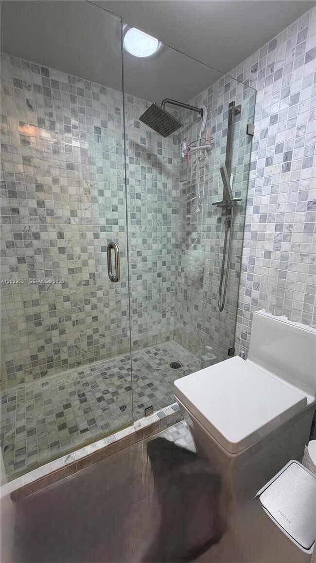 Building Photo - 3701 N Country Club Dr