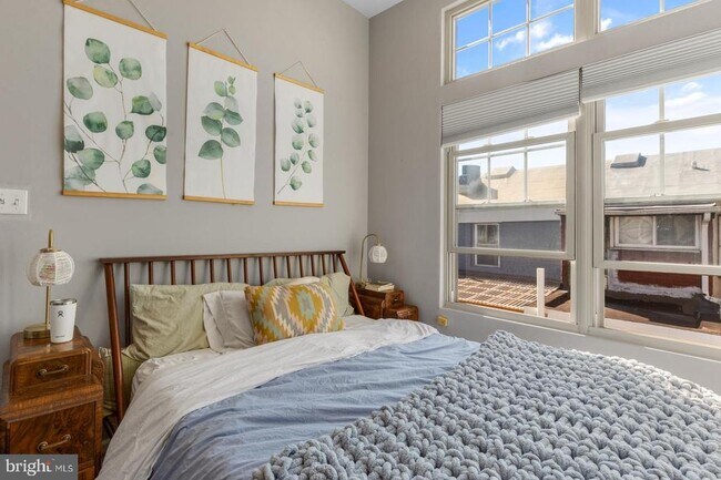 Building Photo - 714 Medina St