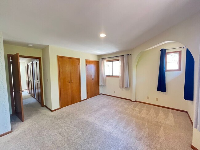 Building Photo - Spacious Home with views of the Irish Hill...