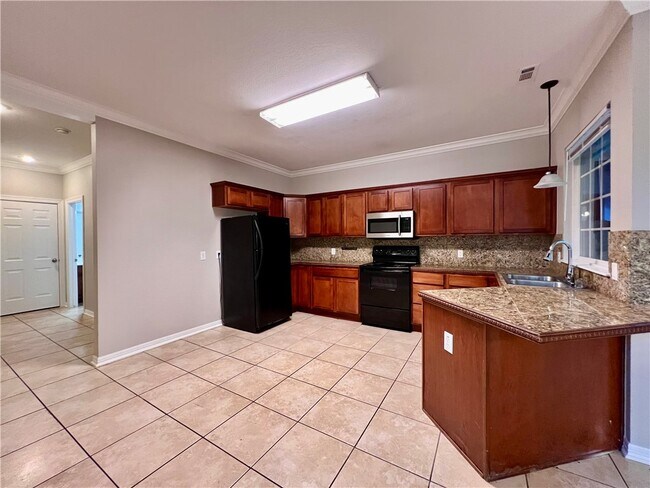 Building Photo - 564 S Pierremont Dr