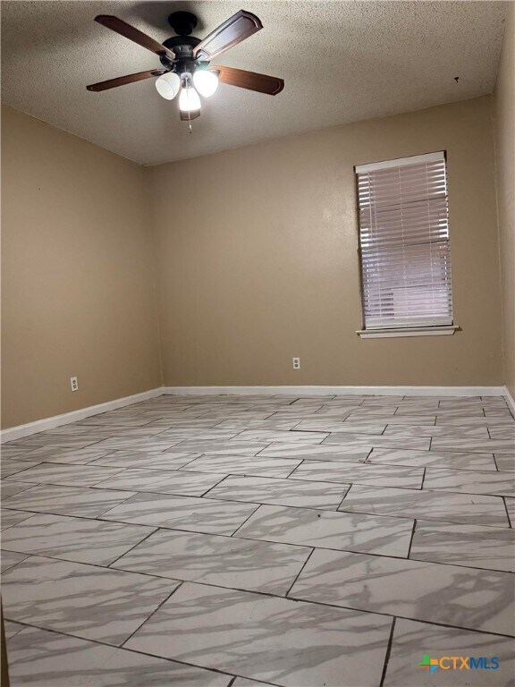Building Photo - 1051 Country Club Dr