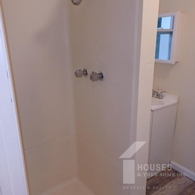 Building Photo - 122 Owens St