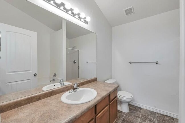 Building Photo - Bright Townhouse in Saratoga Springs w attached 2 car garage