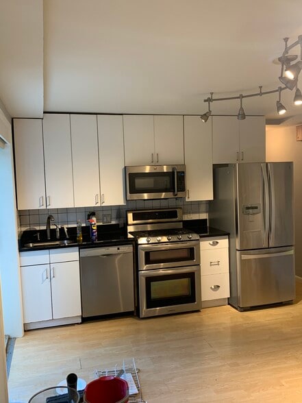 Building Photo - 178 Vernon Ave