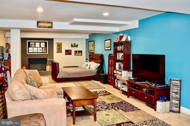 Building Photo - 2235 Abbotsford Dr