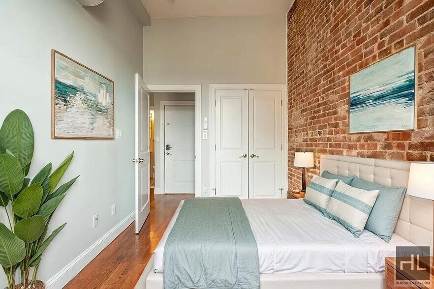 Building Photo - Gorgeous 1 Bedroom on Striver's Row!