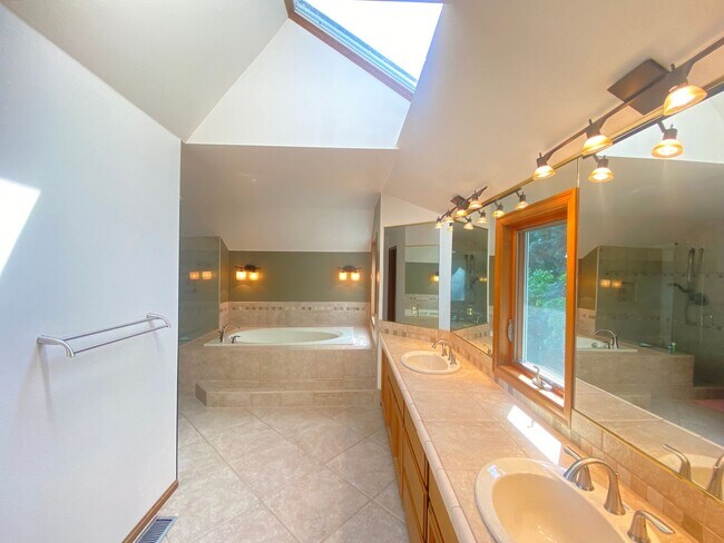 Building Photo - 18139 NE 99th Way