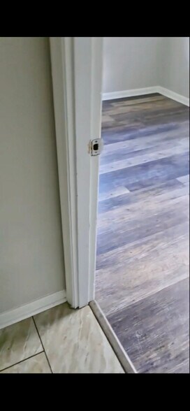 Building Photo - 4970 Gardiner Dr