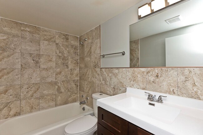 Building Photo - Newly Renovated 1 Bedroom  Move In Special...