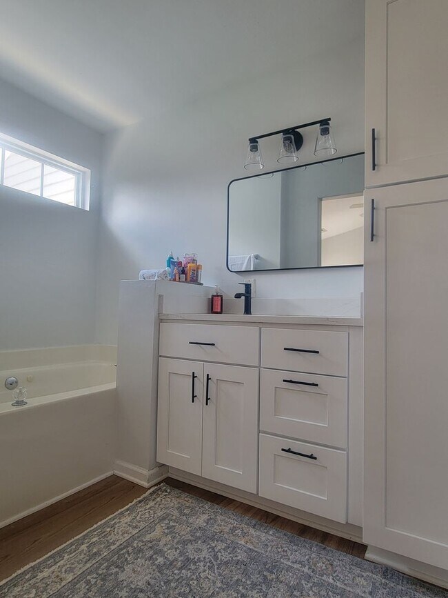 Building Photo - Beautifully Updated Townhouse in Sought-Af...