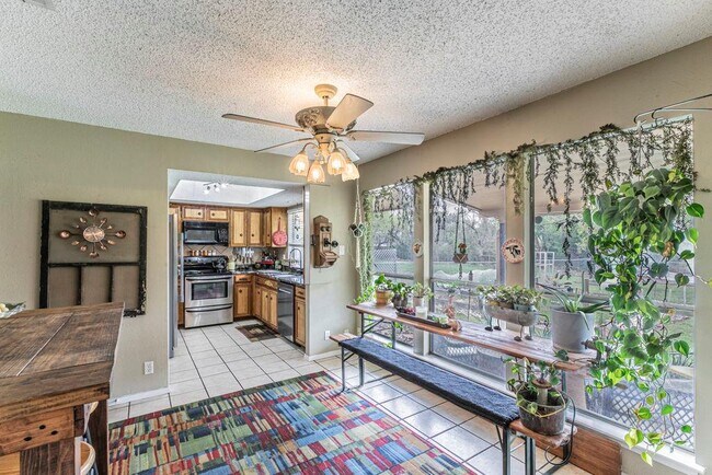 Building Photo - 302 S Mt Rushmore Dr