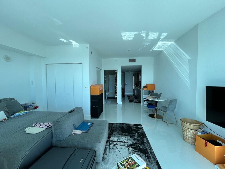 Living area - 1100 S Miami Ave