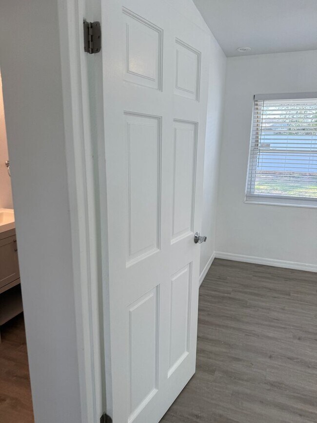 Building Photo - 2 Bedroom 1 Bath Home with Den/Office