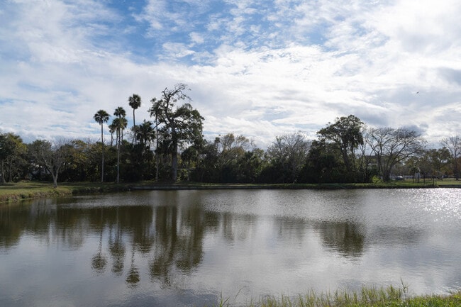 Building Photo - 756 Aquatic Dr