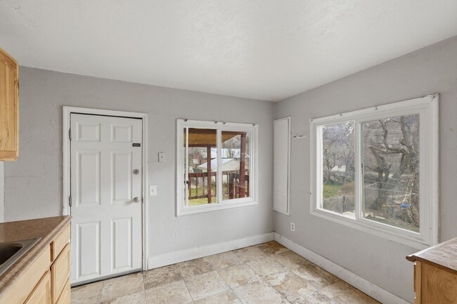 Building Photo - Swan Street Triplex