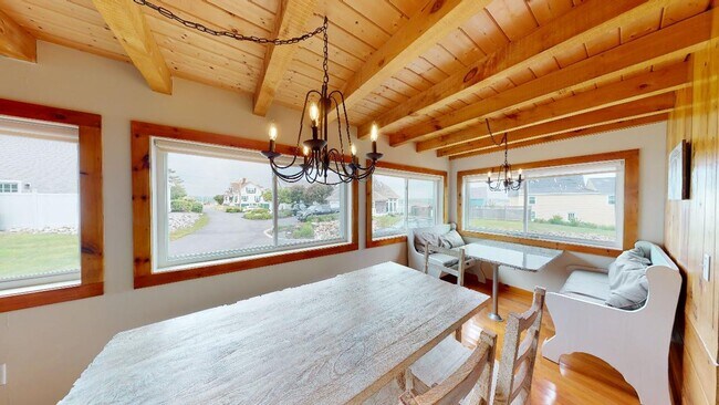 Building Photo - Winter Rental Only. Single Family Available: September 1 to April 30th - May 15th