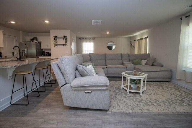 Building Photo - Stylish & Spacious Pet-Friendly Home in Bo...