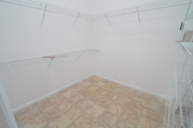 Building Photo - 3 Bed / 2 Bath with Large Yard/Garage in Bucklake area!